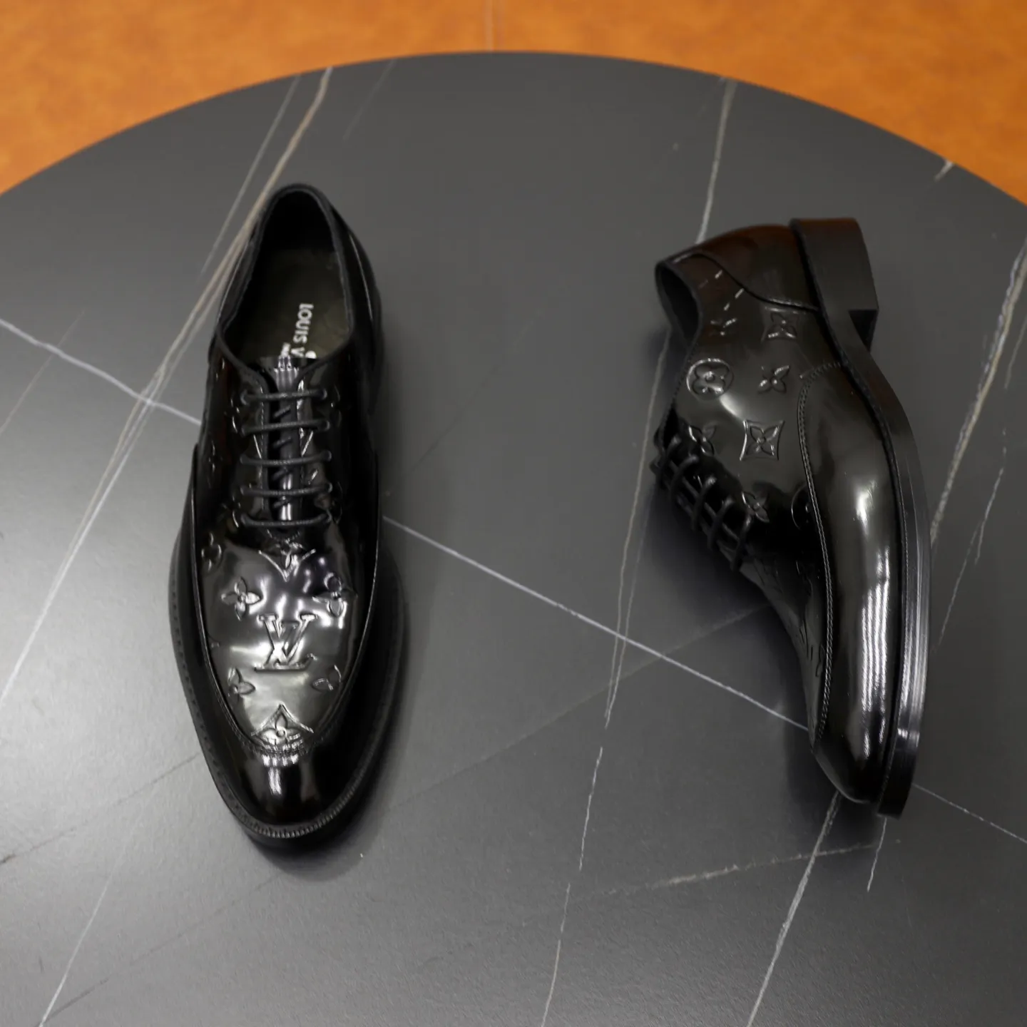 Men's shoes: 280🙅‍♂️🙅‍♂️🙅‍♂️Niuli Brand: LV Louis Vuitton Size: 39-44 (38, 45, 46 can be customized) Level: Counter classic Material: Original soft cowhide upper Comfortable cowhide lining Original lightweight outsole Style category: Formal business casual driving leather shoes Color: Color of the actual picture